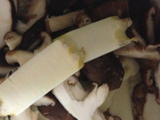 在家自做佛跳墙,香菇、笋切片。笋片用鸡汤焯一下捞出沥干备用。