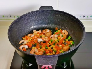 番茄海鲜饭,加入玉米粒豌豆胡萝卜丁。