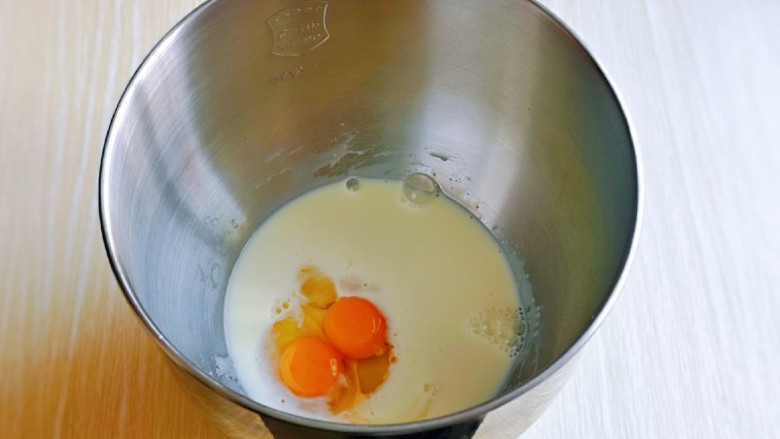 肉松牛角包,首先将<a style='color:red;display:inline-block;' href='/shicai/ 219'>牛奶</a>，鸡蛋液倒入厨师机桶，再加入盐与糖，对角放。