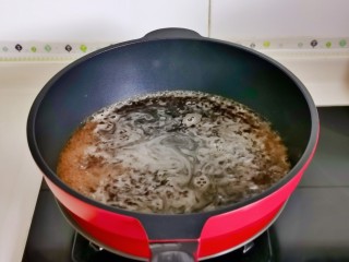 芒果芋圆烧仙草,首先我们一定要把烧仙草做好，因为凝固需要一点时间。 锅中加水烧开，倒入仙草粉搅拌