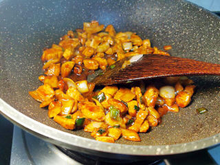 酱爆双丁,翻拌均匀即可出锅，彩椒与黄瓜丁都不适宜过度烹煮，会不脆口