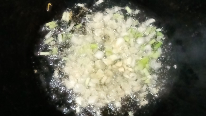 酸汤肉片,热锅下油，放入蒜末和葱白爆香