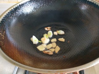 酱爆双丁,锅中留下少许油爆香葱姜蒜。