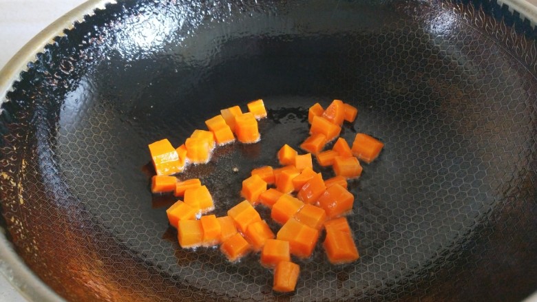 酱爆双丁,倒入胡萝卜炒熟。