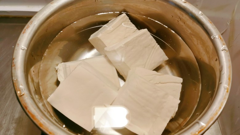 黄瓜烧豆腐,豆腐放入开水中煮2分钟捞出。