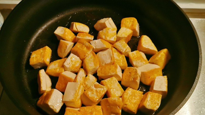 黄瓜烧豆腐,起油锅放入食用油，油热后放入豆腐煎至两面金黄，出锅备用。