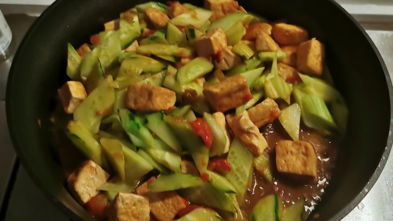 黄瓜烧豆腐,按自己口味添加盐，快速翻拌，黄瓜片断生即可关火出锅。