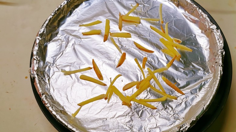 香烤鲫鱼,取出烤盘，铺上锡纸，撒上余下的另一半姜丝。