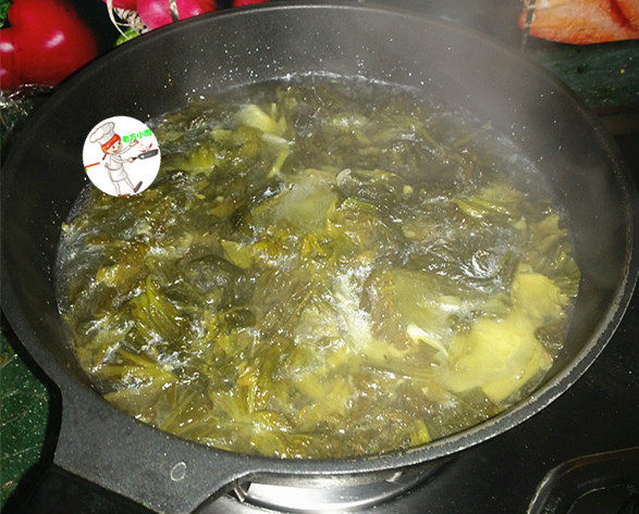 酸汤肉片,把酸菜炒软炒出香味，加入适量清水，大火煮开