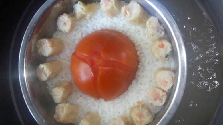 番茄海鲜饭,放入米饭中。