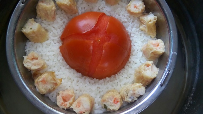 番茄海鲜饭,蒸好的番茄海鲜饭。