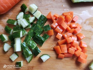 酱爆双丁,黄瓜和胡萝卜洗干净切丁