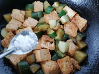 黄瓜烧豆腐,煮一会加入一勺白糖提味