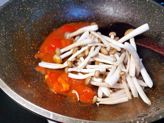 番茄海鲜饭,挑去虾头，放入蟹味菇