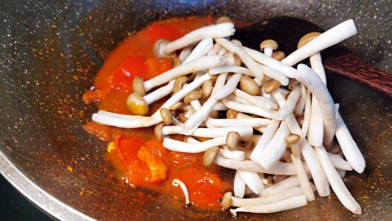 番茄海鲜饭,挑去虾头，放入蟹味菇