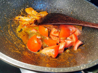 番茄海鲜饭,加入番茄