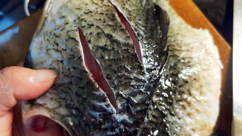 香烤鲫鱼,比较厚的鱼片这一侧，划开两刀，有利于熟成与入味