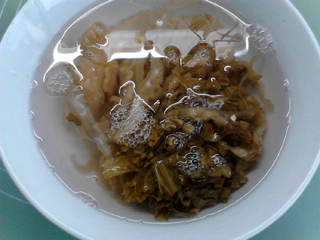 酸汤肉片,酸菜洗净切丝，用清水浸泡挤水，反复数次。