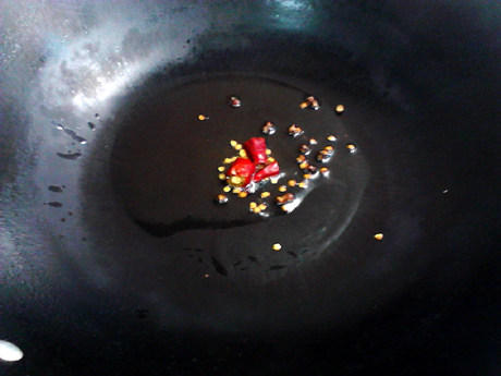 酸汤肉片,放入干辣椒和花椒，炒香。