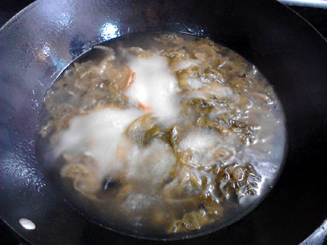 酸汤肉片,大火煮沸后转中火，继续煮约半小时，至酸菜变软。