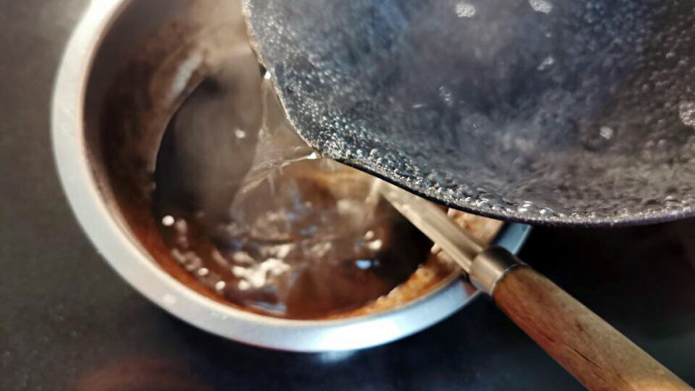 芒果芋圆烧仙草,600克的水烧开，倒入仙草浆中