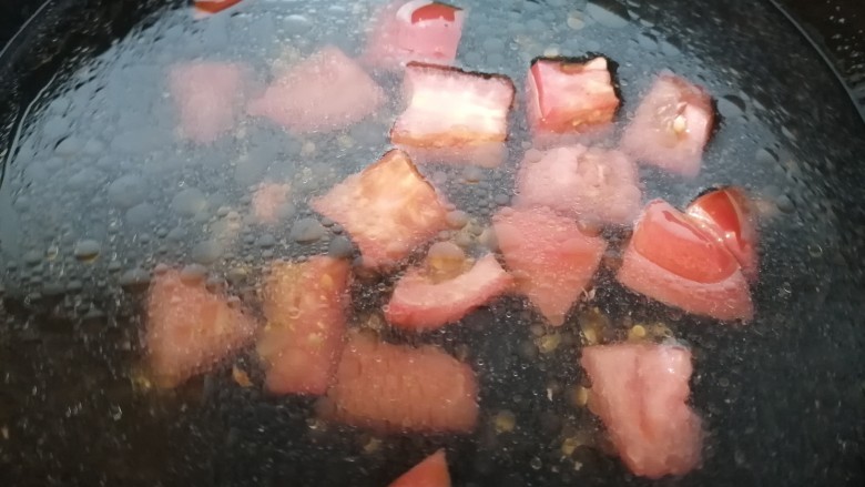 酸汤肉片,翻炒出汤汁后加入适量水烧开