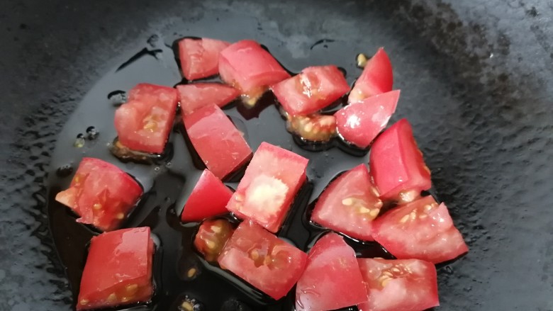 酸汤肉片,锅内放油烧热放入番茄翻炒