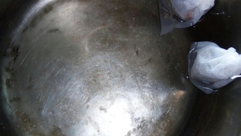 香卤盖浇饭,锅中加水，放入卤料包。