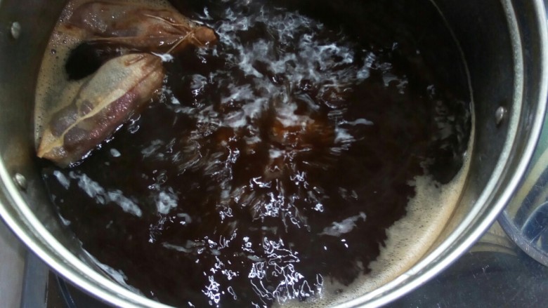 香卤盖浇饭,煮沸后加酱油，分次倒入炒好的糖色。