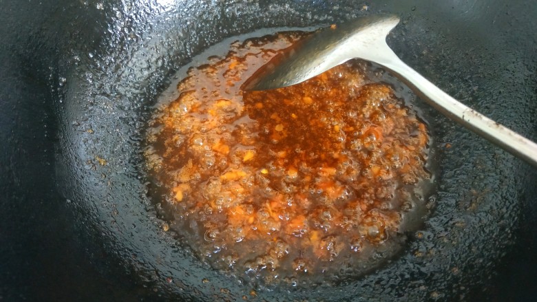 茄汁狮子头,锅中放入适量植物油，放入小碗中的调料，大火烧开