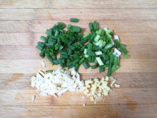 酱爆双丁,葱姜蒜分别切碎备用。
