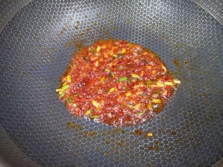 酱爆双丁,加入一勺红油豆瓣酱炒出红油。