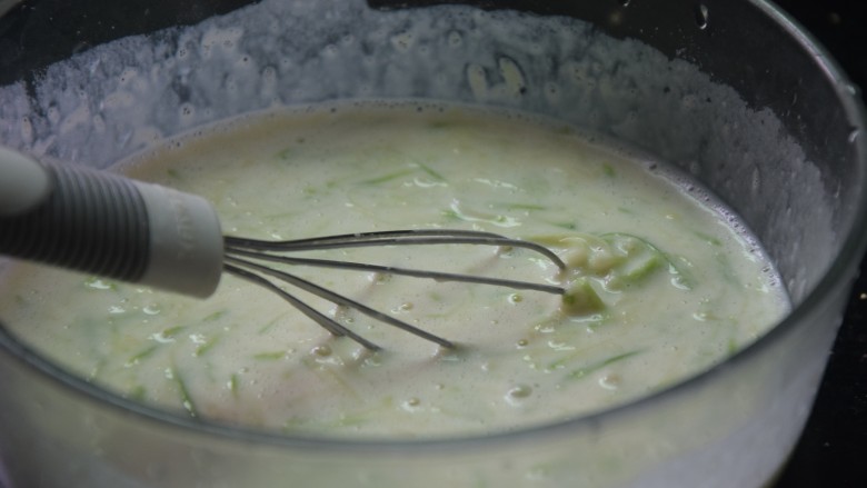 笋瓜鸡蛋饼,将笋瓜丝倒入面糊中，搅拌均匀