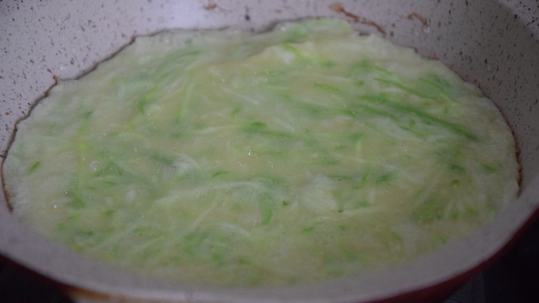 笋瓜鸡蛋饼,热锅凉油，舀一勺面糊倒入小锅中，摇晃小锅，使面糊均匀分布与锅中