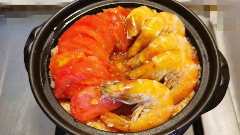 番茄海鲜饭,码放好番茄片和大虾。