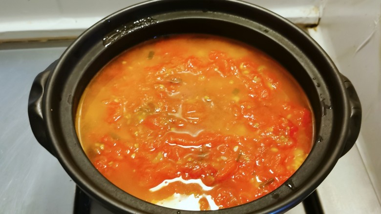 番茄海鲜饭,将番茄汤汁浇到大米上面。
