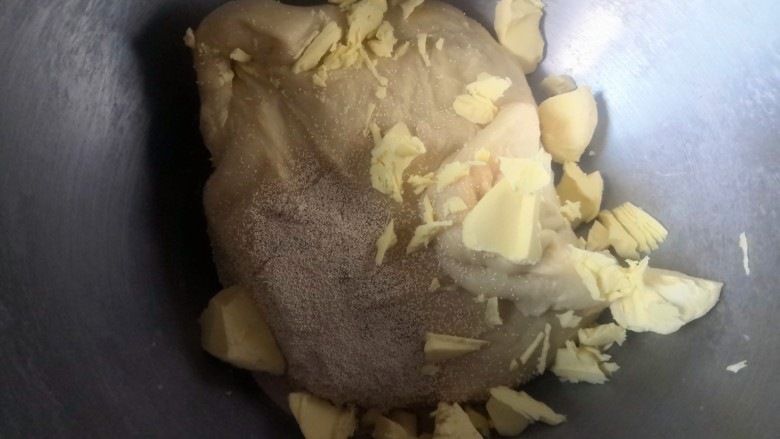 肉松牛角包,取出加酵母和切小块的黄油