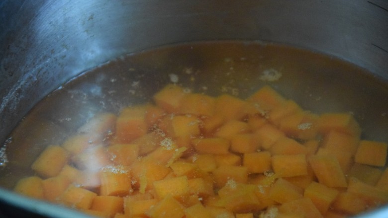 酱爆双丁,胡萝卜丁倒入开水锅中煮两分钟捞出沥水