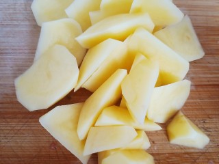 蔬菜咖喱鸡,一个土豆去皮清洗干净，切成滚刀块。
