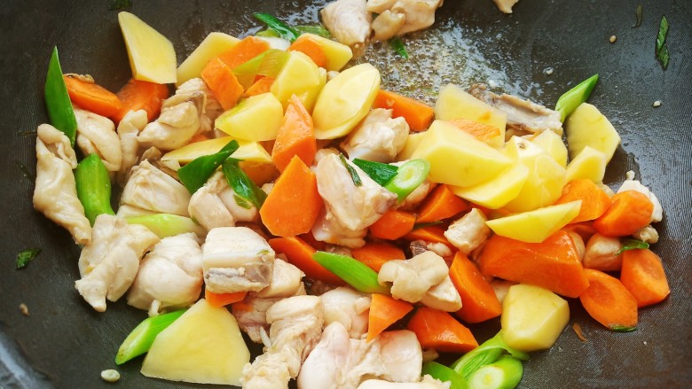 蔬菜咖喱鸡,加入胡萝卜和土豆块翻炒均匀。
