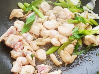 蔬菜咖喱鸡,等鸡块都变色后，加入蒜苗炒出香气。