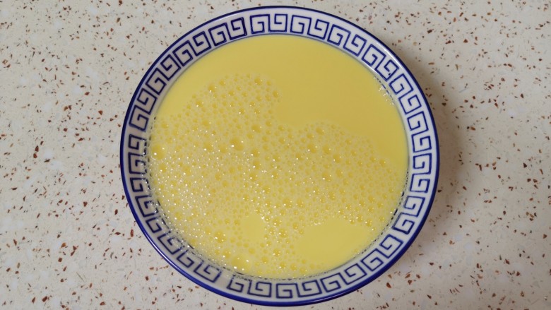 蟹棒蒸蛋,按照1:1的比例加入纯净水，搅打均匀。