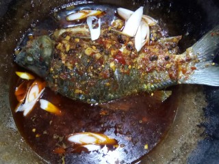 香烤鲫鱼,烤三十分钟后，鱼肉成熟。