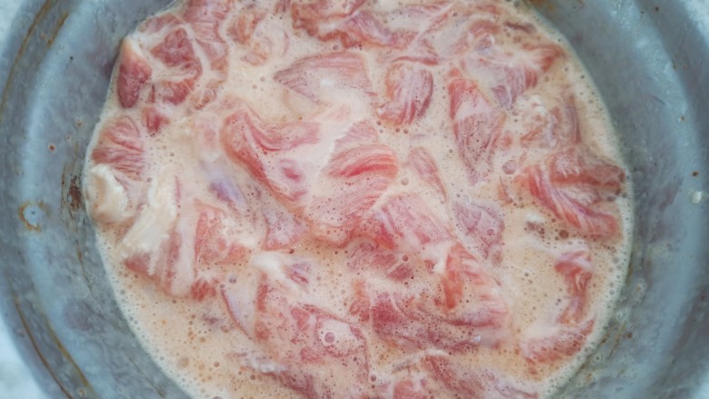 酸汤肉片,抓拌均匀腌制20分钟左右。
