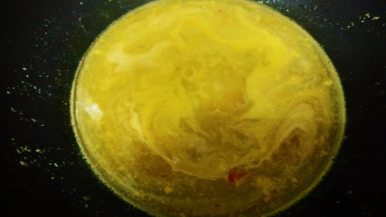 酸汤肉片,锅中加入3汤匙酸汤酱，再加入适量清水烧开。