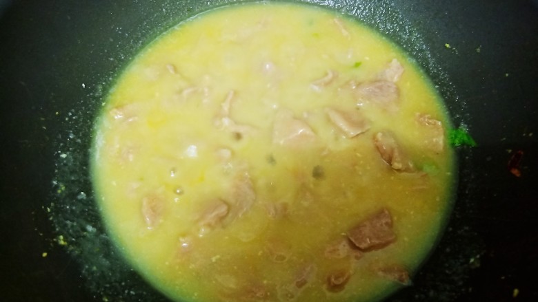 酸汤肉片,加入肉片快速滑散，煮一分钟左右即可。