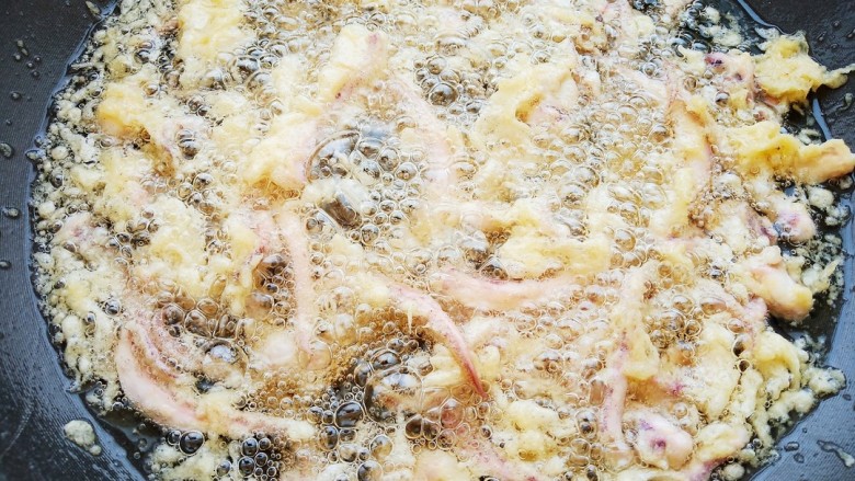 炸鱿鱼须,锅中烧油，油温6成热时加入鱿鱼须炸。