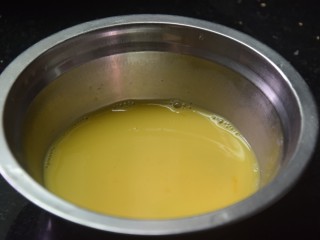 番茄鸡蛋面,鸡蛋打入碗中，加入料酒和清水搅拌成蛋液