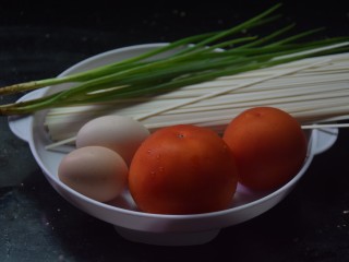 番茄鸡蛋面,准备好所需食材