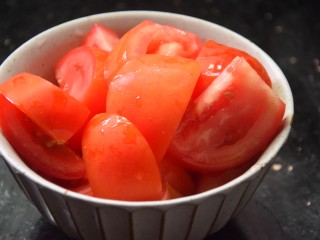 番茄鸡蛋面,番茄洗净切块